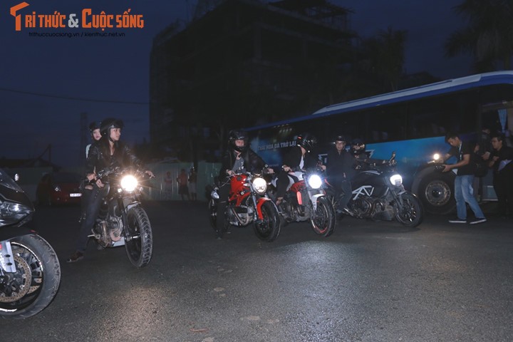 Dan sao Viet cuoi dan moto Ducati ra mat “Fan Cuong